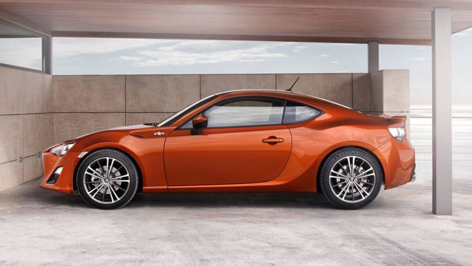 A linha do teto é um dos destaques de estilo do GT 86 | <a href="https://beta-develop.quatrorodas.abril.com.br/noticias/toyota-mostra-detalhes-gt-86-308379_p.shtml" rel="migration">Leia mais</a>