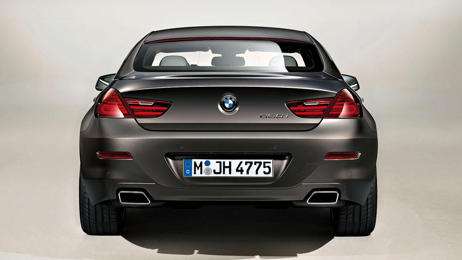 As belas lanternas chamam aten&ccedil;&atilde;o na parte de tr&aacute;s | <a href="https://beta-develop.quatrorodas.abril.com.br/saloes/genebra/2012/bmw-serie-g-gran-coupe-678484.shtml" rel="migration">Leia mais</a>