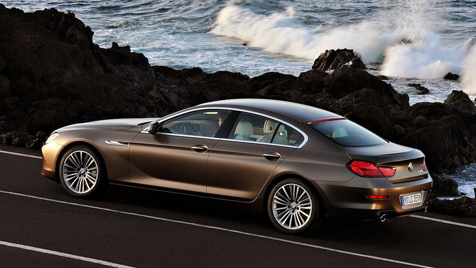A linha de cintura &eacute; marcada por um vinco que corta toda a lateral | <a href="https://beta-develop.quatrorodas.abril.com.br/saloes/genebra/2012/bmw-serie-g-gran-coupe-678484.shtml" rel="migration">Leia mais</a>
