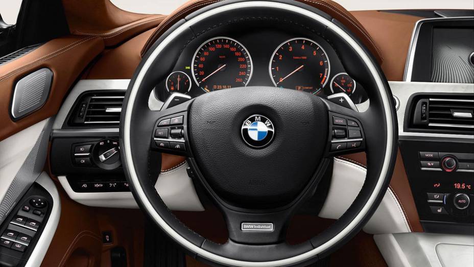 O acabamento de luxo pode receber a personalização da divisão BMW Individual | <a href="https://beta-develop.quatrorodas.abril.com.br/saloes/genebra/2012/bmw-serie-g-gran-coupe-678484.shtml" rel="migration">Leia mais</a>