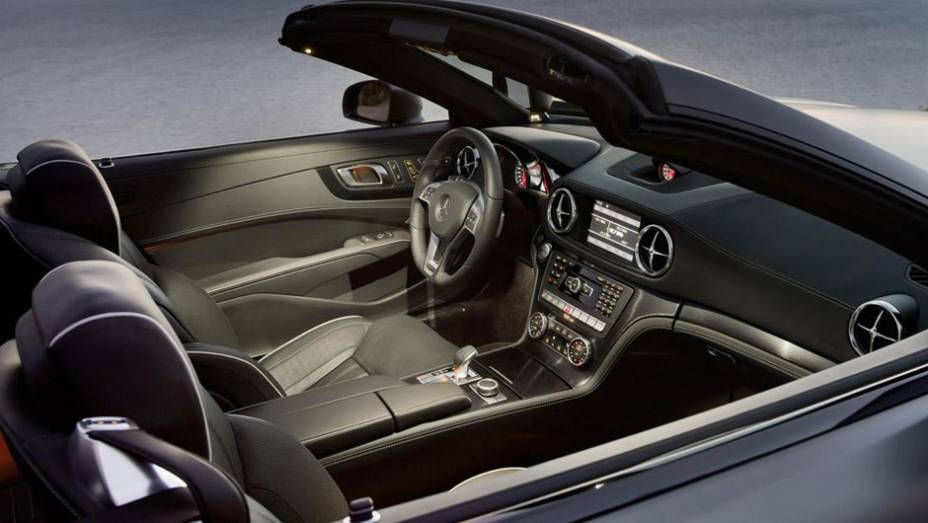 A inspiração no SLS também aparece no interior, que usa materiais nobres no acabamento... | <a href="https://beta-develop.quatrorodas.abril.com.br/carros/lancamentos/mercedes-benz-sl-652125.shtml" rel="migration">Leia mais</a>