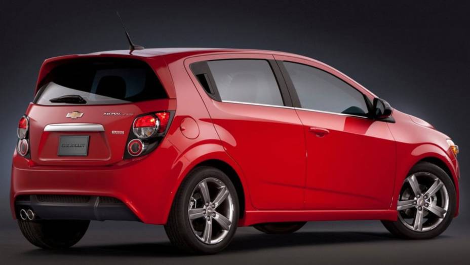 Versão tem detalhes esportivos na carroceria | <a href="https://beta-develop.quatrorodas.abril.com.br/noticias/chevrolet-revela-imagens-sonic-rs-310416_p.shtml" rel="migration">Leia mais</a>