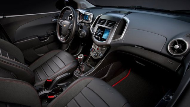 Interior conta com bancos e volante esportivos | <a href="https://beta-develop.quatrorodas.abril.com.br/noticias/chevrolet-revela-imagens-sonic-rs-310416_p.shtml" rel="migration">Leia mais</a>