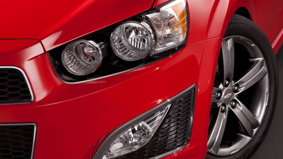 Faróis de neblina são novos e rodas têm aro 17 | <a href="https://beta-develop.quatrorodas.abril.com.br/noticias/chevrolet-revela-imagens-sonic-rs-310416_p.shtml" rel="migration">Leia mais</a>