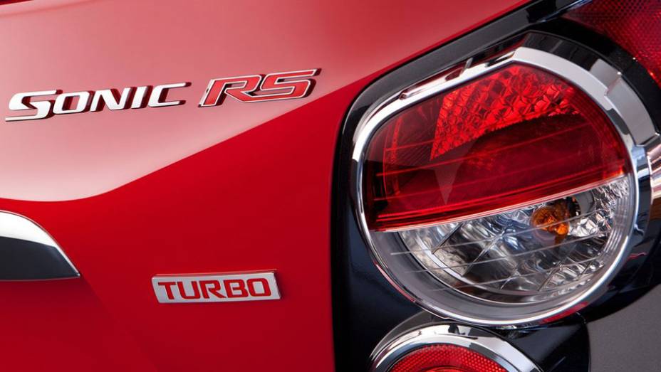 Sonic RS tem motor 1.4 turbo de 138 cv de potência | <a href="https://beta-develop.quatrorodas.abril.com.br/noticias/chevrolet-revela-imagens-sonic-rs-310416_p.shtml" rel="migration">Leia mais</a>