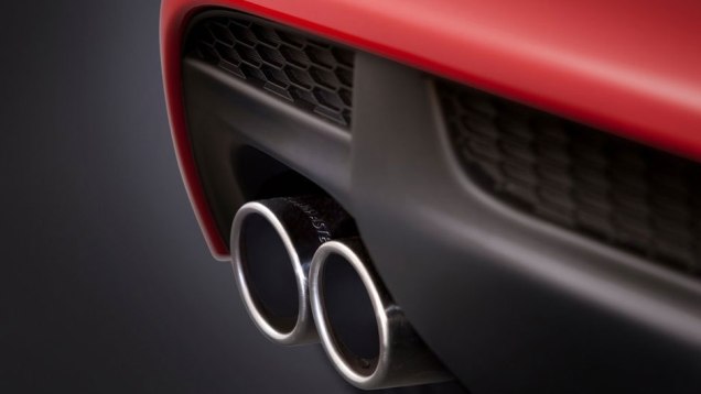 Ponteira de escape &eacute; cromada e dupla | <a href="https://beta-develop.quatrorodas.abril.com.br/noticias/chevrolet-revela-imagens-sonic-rs-310416_p.shtml" rel="migration">Leia mais</a>