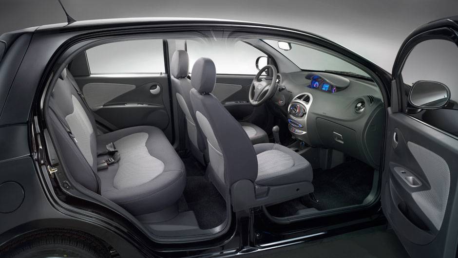 Ele leva quatro pessoas com relativo conforto | <a href="https://beta-develop.quatrorodas.abril.com.br/carros/lancamentos/chery-s-18-661585.shtml" rel="migration">Leia mais</a> Ele leva quatro pessoas com relativo conforto | <a href="https://beta-develop.quatrorodas.abril.com.br/carros/lancamentos/chery-s-18-661585.shtml" rel="migration">Leia mais</a>
