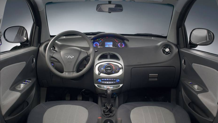 Ampla área envidraçada e painel moderno se destacam na cabine | <a href="https://beta-develop.quatrorodas.abril.com.br/carros/lancamentos/chery-s-18-661585.shtml" rel="migration">Leia mais</a>