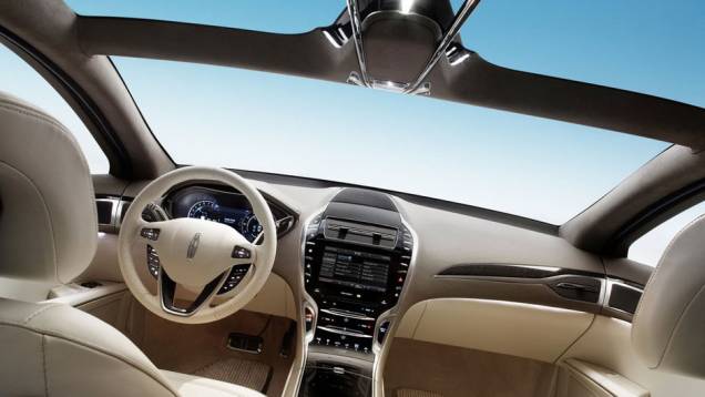 Modelo possui a última versão do sistema de entretenimento MyLincoln Touch Modelo possui a última versão do sistema de entretenimento MyLincoln Touch