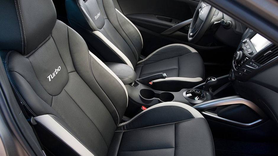 Interior cont&eacute;m detalhes com o logo "Turbo"