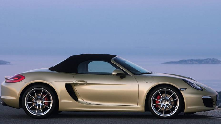 Modelo é equipado com propulsor 2.7 boxer seis cilindros Modelo é equipado com propulsor 2.7 boxer seis cilindros