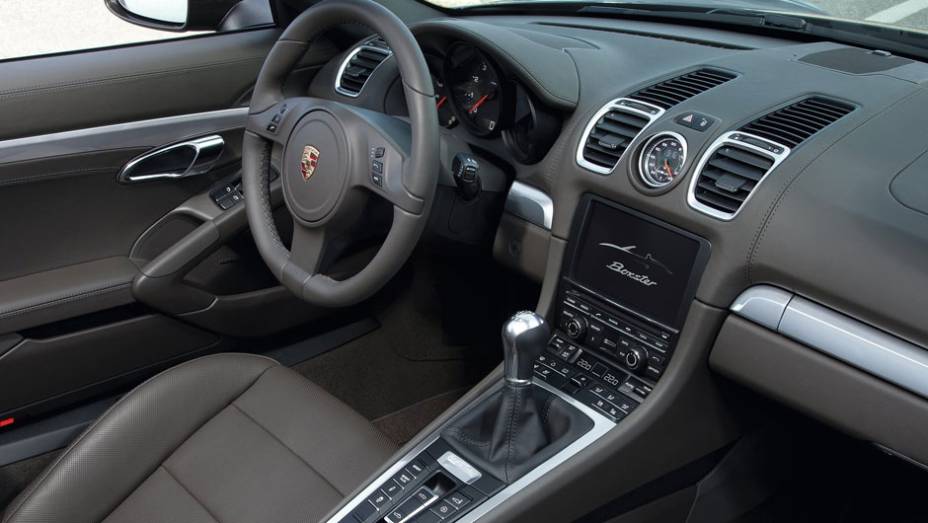 Interior possui revestimento em Alcantara, sistema stop/start e opção pelo modo esportivo Interior possui revestimento em Alcantara, sistema stop/start e opção pelo modo esportivo