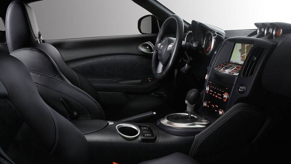 370Z possui motor V6 3.7, que desenvolve 332 cavalos de potência 370Z possui motor V6 3.7, que desenvolve 332 cavalos de potência