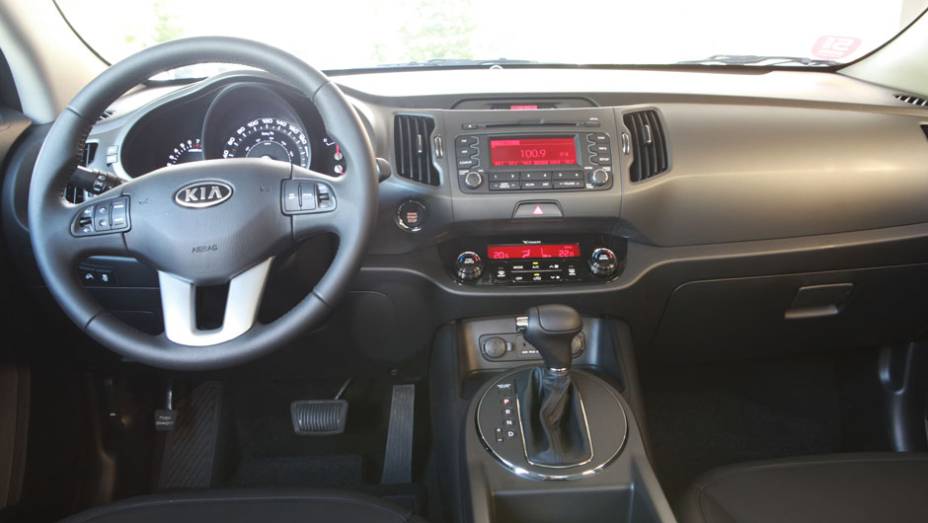 O interior tem linhas modernas, seguindo os traços arrojados do exterior | <a href="https://beta-develop.quatrorodas.abril.com.br/carros/lancamentos/kia-sportage-flex-676497.shtml" rel="migration">Leia mais</a>