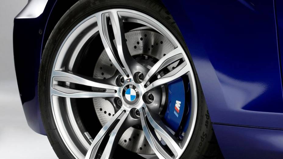 As belas rodas de 19 polegadas podem ser substituídas por um conjunto aro 20 | <a href="https://beta-develop.quatrorodas.abril.com.br/saloes/genebra/2012/bmw-m6-678571.shtml" rel="migration">Leia mais</a>