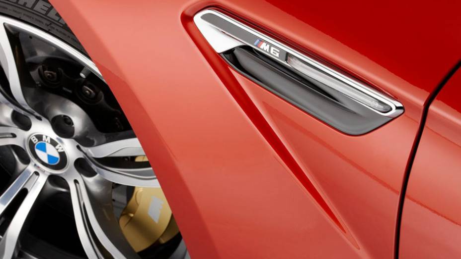 As tomadas de ar nas laterais s&atilde;o exclusivas do M6 | <a href="https://beta-develop.quatrorodas.abril.com.br/saloes/genebra/2012/bmw-m6-678571.shtml" rel="migration">Leia mais</a>