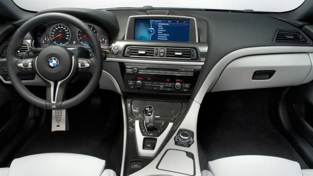 Comandos voltados para o motorista e muito requinte marcam a cabine do M6 | <a href="https://beta-develop.quatrorodas.abril.com.br/saloes/genebra/2012/bmw-m6-678571.shtml" rel="migration">Leia mais</a> Comandos voltados para o motorista e muito requinte marcam a cabine do M6 | <a href="https://beta-develop.quatrorodas.abril.com.br/saloes/genebra/2012/bmw-m6-678571.shtml" rel="migration">Leia mais</a>