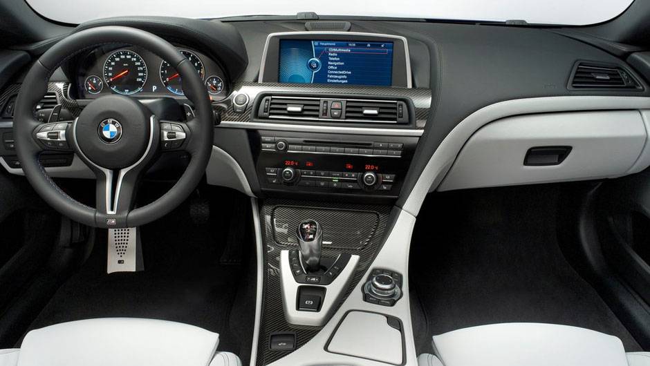 Comandos voltados para o motorista e muito requinte marcam a cabine do M6 | <a href="https://beta-develop.quatrorodas.abril.com.br/saloes/genebra/2012/bmw-m6-678571.shtml" rel="migration">Leia mais</a> Comandos voltados para o motorista e muito requinte marcam a cabine do M6 | <a href="https://beta-develop.quatrorodas.abril.com.br/saloes/genebra/2012/bmw-m6-678571.shtml" rel="migration">Leia mais</a>
