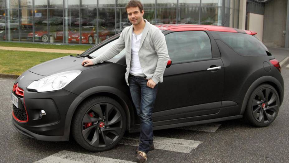 Este sujeito &eacute; Sebastien Loeb, que d&aacute; nome &agrave; nova s&eacute;rie especial do DS3 | <a href="https://beta-develop.quatrorodas.abril.com.br/saloes/genebra/2012/citroen-ds3-racing-sebastien-loeb-678492.shtml" rel="migration">Leia mais</a>