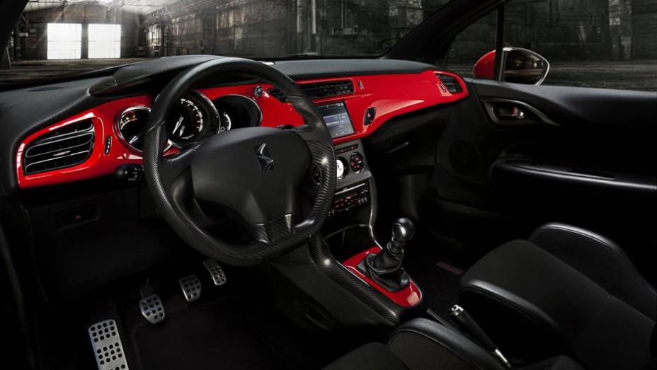 O interior tem apliques na cor vermelha que chamam bastante aten&ccedil;&atilde;o | <a href="https://beta-develop.quatrorodas.abril.com.br/saloes/genebra/2012/citroen-ds3-racing-sebastien-loeb-678492.shtml" rel="migration">Leia mais</a>