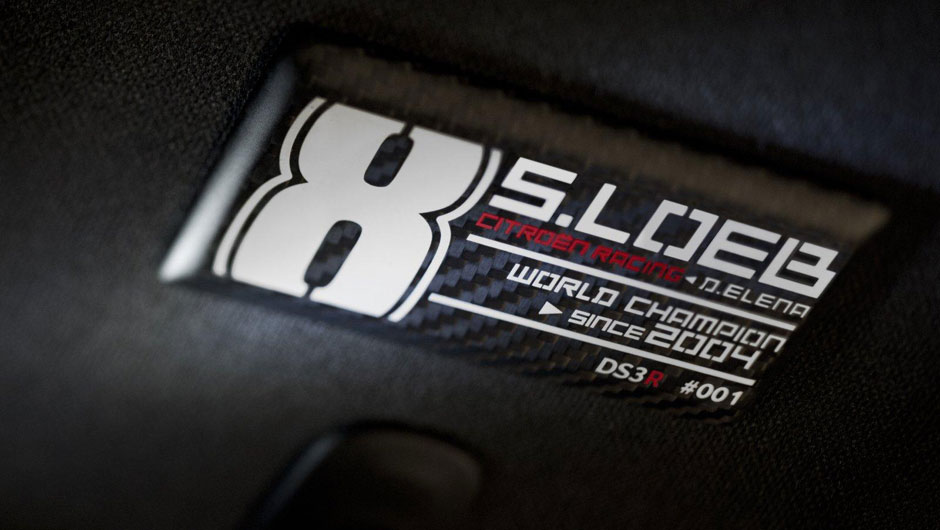 Plaquetas alusivas &agrave; s&eacute;rie especial identificam o DS3 Sebastien Loeb | <a href="https://beta-develop.quatrorodas.abril.com.br/saloes/genebra/2012/citroen-ds3-racing-sebastien-loeb-678492.shtml" rel="migration">Leia mais</a>