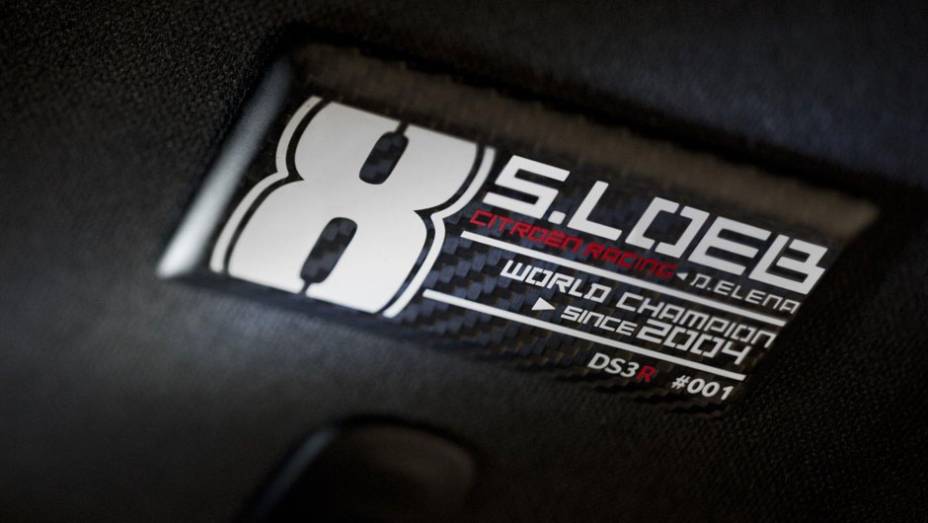 Plaquetas alusivas &agrave; s&eacute;rie especial identificam o DS3 Sebastien Loeb | <a href="https://beta-develop.quatrorodas.abril.com.br/saloes/genebra/2012/citroen-ds3-racing-sebastien-loeb-678492.shtml" rel="migration">Leia mais</a>