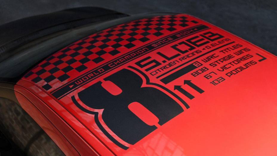 Nem o teto escapou da personaliza&ccedil;&atilde;o feita pelos franceses | <a href="https://beta-develop.quatrorodas.abril.com.br/saloes/genebra/2012/citroen-ds3-racing-sebastien-loeb-678492.shtml" rel="migration">Leia mais</a>