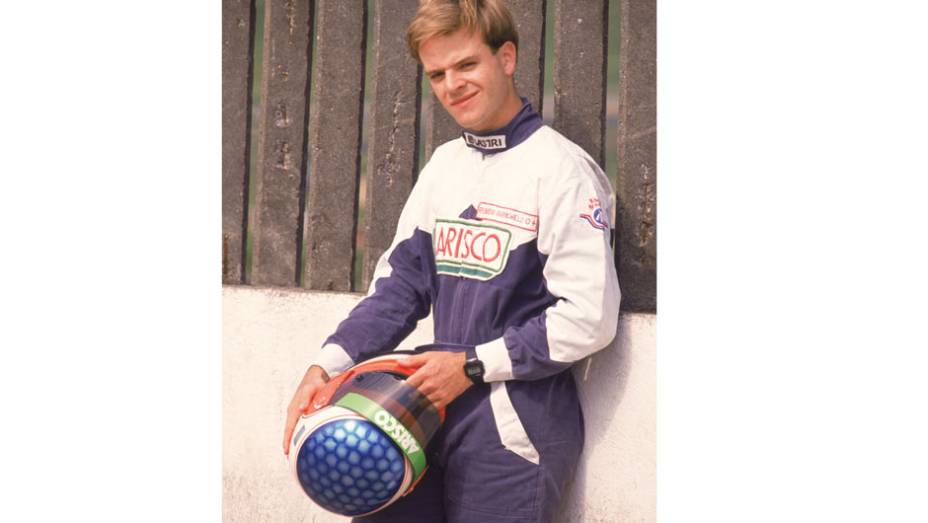 1990 - Chega ao automobilismo europeu e disputa o campeonato de F-Opel pela equipe Draco. Conquista o t&iacute;tulo.