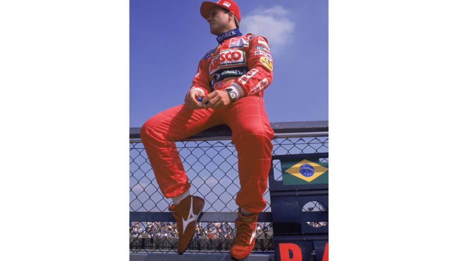 Abril de 1994 - Termina o GP do Pac&iacute;fico no terceiro lugar, subindo ao p&oacute;dio pela primeira vez na F-1.