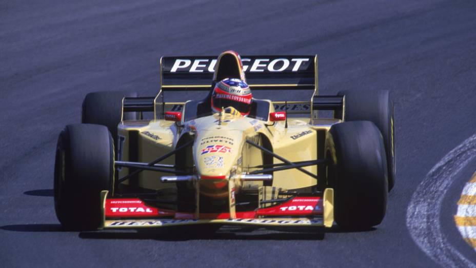 Mar&ccedil;o de 1996 - Empolga o p&uacute;blico brasileiro ao obter a segunda posi&ccedil;&atilde;o no grid de largada do GP do Brasil. Trava disputas acirradas com Alesi e Schumacher na corrida, mas abandona depois de rodar e ficar preso na brita.