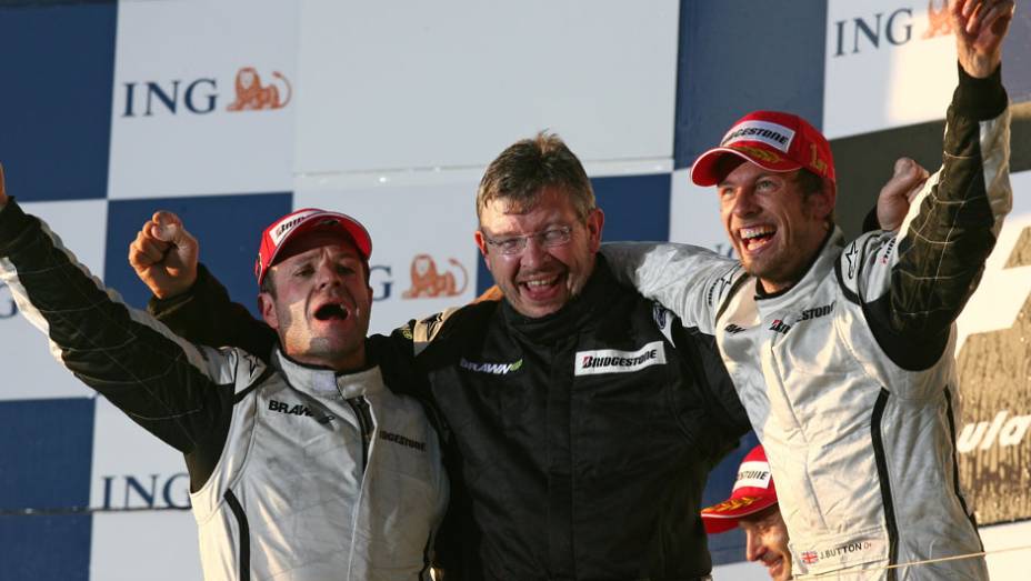 Mar&ccedil;o de 2009 - A Honda fecha as portas e sua estrutura passa para o comando de Ross Brawn, velho conhecido de Barrichello dos tempos de Ferrari. A Brawn GP assina com Barrichello e espanta a F-1 ao fazer a dobradinha na Austr&aacute;lia: vit&oacute;ria de Button e seg