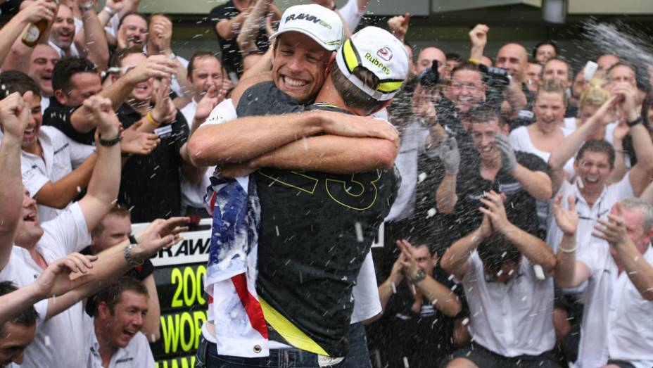 Outubro de 2009 - Faz a pole no Brasil, mas tem diversos problemas na corrida. Vê o companheiro Button conquistar o Mundial. Outubro de 2009 - Faz a pole no Brasil, mas tem diversos problemas na corrida. Vê o companheiro Button conquistar o Mundial.