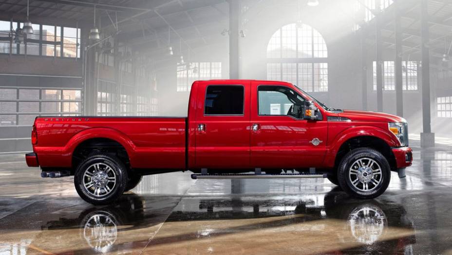 O porte avantajado faz o estilo dos americanos | <a href="https://beta-develop.quatrorodas.abril.com.br/noticias/fabricantes-ford-lanca-video-serie-f-super-duty-platinum-317778_p.shtml" rel="migration">Leia mais</a>