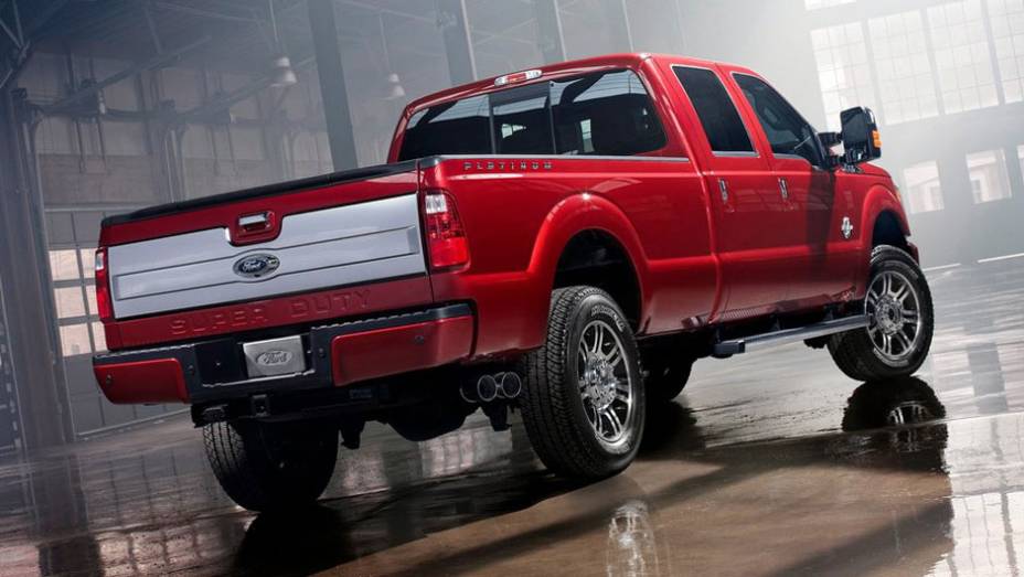 Apesar de ser uma picape, ela tem requintes de um sedã luxo, como GPS e sistema multimídia | <a href="https://beta-develop.quatrorodas.abril.com.br/noticias/fabricantes-ford-lanca-video-serie-f-super-duty-platinum-317778_p.shtml" rel="migration">Leia mais</a> Apesar de ser uma picape, ela tem requintes de um sedã luxo, como GPS e sistema multimídia | <a href="https://beta-develop.quatrorodas.abril.com.br/noticias/fabricantes-ford-lanca-video-serie-f-super-duty-platinum-317778_p.shtml" rel="migration">Leia mais</a>