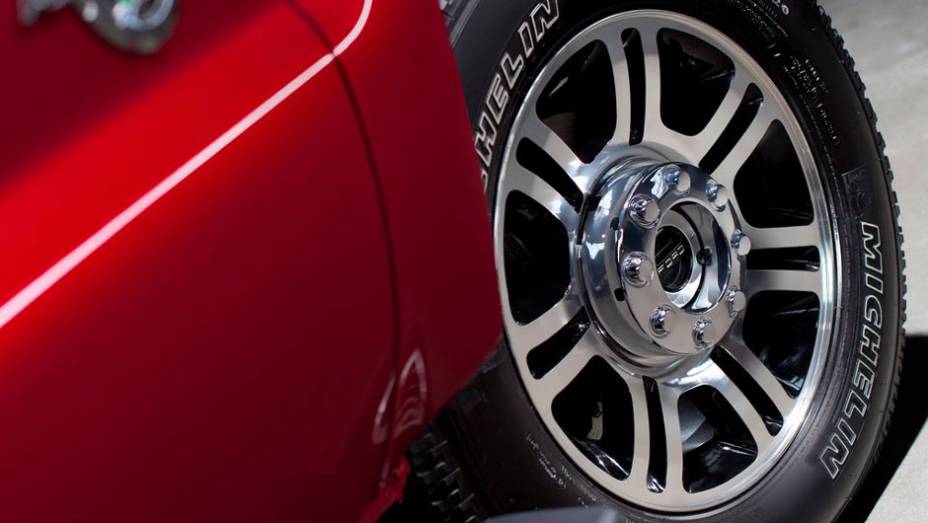 As belas rodas de liga leve têm 20 polegadas | <a href="https://beta-develop.quatrorodas.abril.com.br/noticias/fabricantes-ford-lanca-video-serie-f-super-duty-platinum-317778_p.shtml" rel="migration">Leia mais</a>