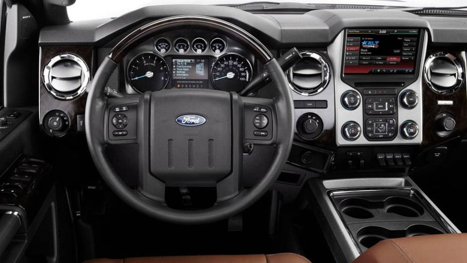 Bancos de couro e volante com aquecimento estão entre os itens de série | <a href="https://beta-develop.quatrorodas.abril.com.br/noticias/fabricantes-ford-lanca-video-serie-f-super-duty-platinum-317778_p.shtml" rel="migration">Leia mais</a>