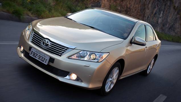 Sétima geração chega ao Brasil com design renovado | <a href="https://beta-develop.quatrorodas.abril.com.br/carros/lancamentos/toyota-camry-2013-679638.shtml" rel="migration">Leia mais</a> Sétima geração chega ao Brasil com design renovado | <a href="https://beta-develop.quatrorodas.abril.com.br/carros/lancamentos/toyota-camry-2013-679638.shtml" rel="migration">Leia mais</a>
