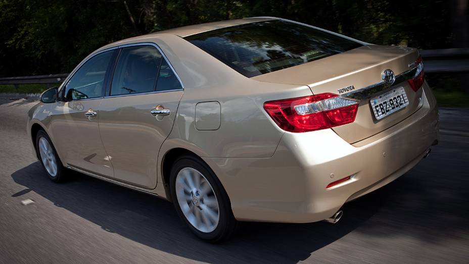 Novas lanternas est&atilde;o integradas ao filete cromado | <a href="https://beta-develop.quatrorodas.abril.com.br/carros/lancamentos/toyota-camry-2013-679638.shtml" rel="migration">Leia mais</a>