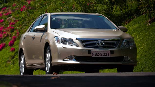 Capô possui superfície elevada | <a href="https://beta-develop.quatrorodas.abril.com.br/carros/lancamentos/toyota-camry-2013-679638.shtml" rel="migration">Leia mais</a> Capô possui superfície elevada | <a href="https://beta-develop.quatrorodas.abril.com.br/carros/lancamentos/toyota-camry-2013-679638.shtml" rel="migration">Leia mais</a>