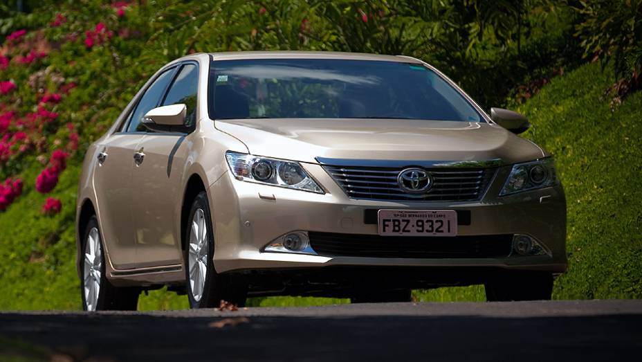 Cap&ocirc; possui superf&iacute;cie elevada | <a href="https://beta-develop.quatrorodas.abril.com.br/carros/lancamentos/toyota-camry-2013-679638.shtml" rel="migration">Leia mais</a>