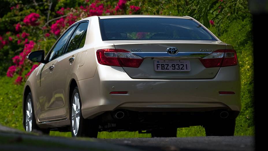 Sed&atilde; tem duas sa&iacute;das de escape | <a href="https://beta-develop.quatrorodas.abril.com.br/carros/lancamentos/toyota-camry-2013-679638.shtml" rel="migration">Leia mais</a>
