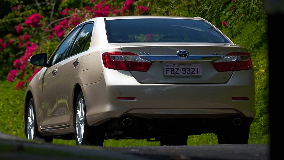 Sedã tem duas saídas de escape | <a href="https://beta-develop.quatrorodas.abril.com.br/carros/lancamentos/toyota-camry-2013-679638.shtml" rel="migration">Leia mais</a> Sedã tem duas saídas de escape | <a href="https://beta-develop.quatrorodas.abril.com.br/carros/lancamentos/toyota-camry-2013-679638.shtml" rel="migration">Leia mais</a>