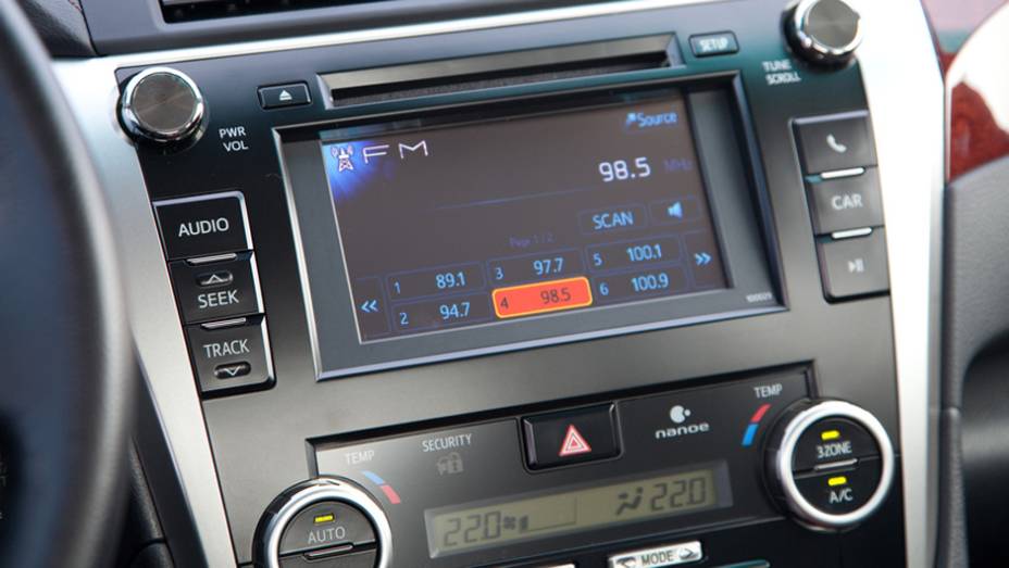 Ar-condicionado digital e tela sensível ao toque são itens de série no sedã | <a href="https://beta-develop.quatrorodas.abril.com.br/carros/lancamentos/toyota-camry-2013-679638.shtml" rel="migration">Leia mais</a> Ar-condicionado digital e tela sensível ao toque são itens de série no sedã | <a href="https://beta-develop.quatrorodas.abril.com.br/carros/lancamentos/toyota-camry-2013-679638.shtml" rel="migration">Leia mais</a>