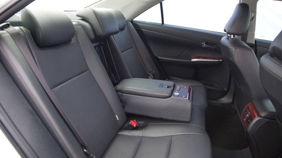 Camry tamb&eacute;m oferece conforto aos ocupantes traseiros | <a href="https://beta-develop.quatrorodas.abril.com.br/carros/lancamentos/toyota-camry-2013-679638.shtml" rel="migration">Leia mais</a>