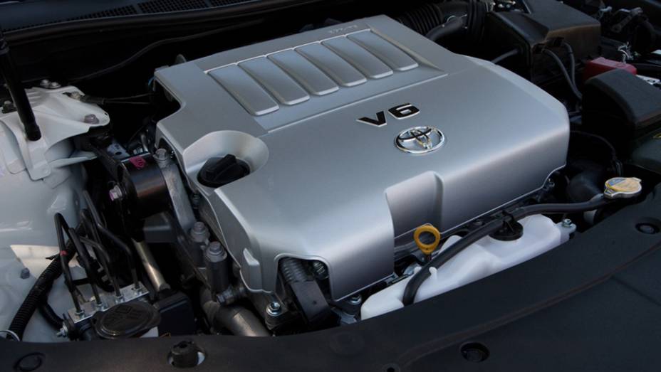 Motor 3.5 V6 de 24 v&aacute;lvulas entrega 277 cv de pot&ecirc;ncia | <a href="https://beta-develop.quatrorodas.abril.com.br/carros/lancamentos/toyota-camry-2013-679638.shtml" rel="migration">Leia mais</a>