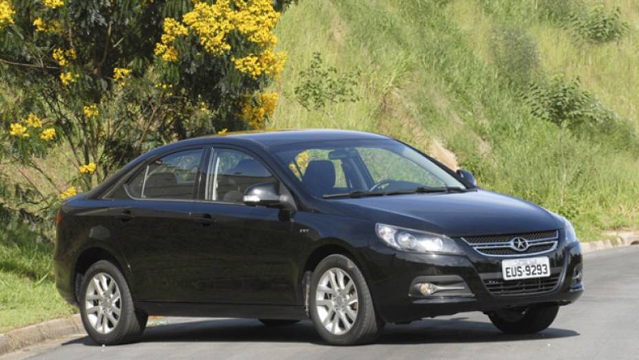 J5 vem para disputar espaço entre os sedãs médios | <a href="https://beta-develop.quatrorodas.abril.com.br/carros/lancamentos/jac-j5-679831.shtml" rel="migration">Leia mais</a> J5 vem para disputar espaço entre os sedãs médios | <a href="https://beta-develop.quatrorodas.abril.com.br/carros/lancamentos/jac-j5-679831.shtml" rel="migration">Leia mais</a>