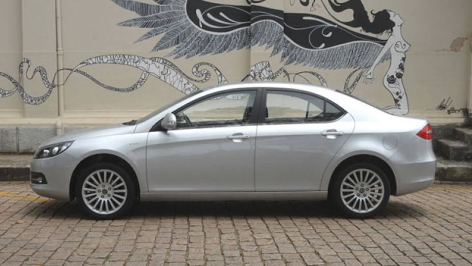 Modelo conta com seis anos de garantia | <a href="https://beta-develop.quatrorodas.abril.com.br/carros/lancamentos/jac-j5-679831.shtml" rel="migration">Leia mais</a> Modelo conta com seis anos de garantia | <a href="https://beta-develop.quatrorodas.abril.com.br/carros/lancamentos/jac-j5-679831.shtml" rel="migration">Leia mais</a>