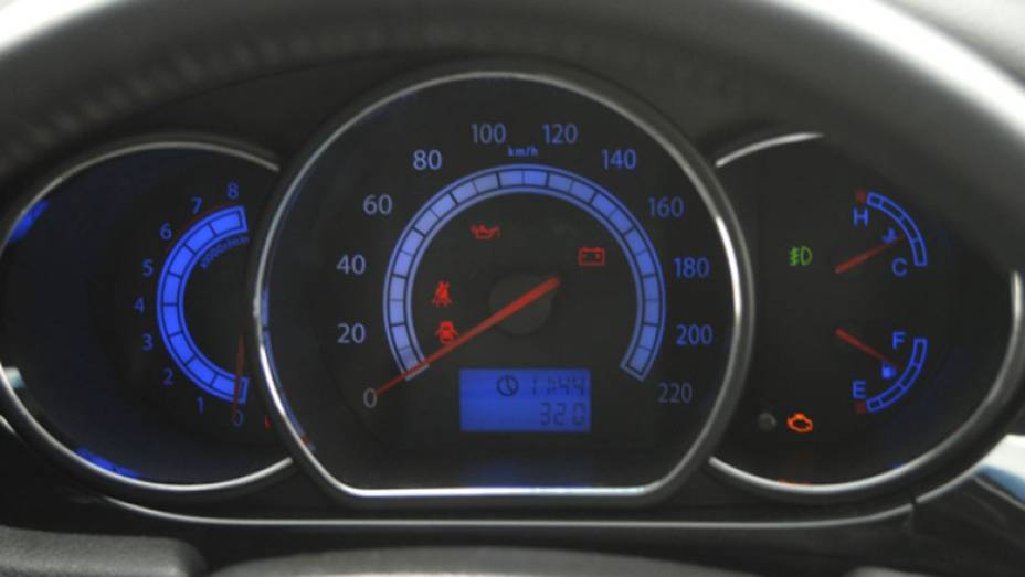 Painel de instrumentos tem colora&ccedil;&atilde;o azulada | <a href="https://beta-develop.quatrorodas.abril.com.br/carros/lancamentos/jac-j5-679831.shtml" rel="migration">Leia mais</a>