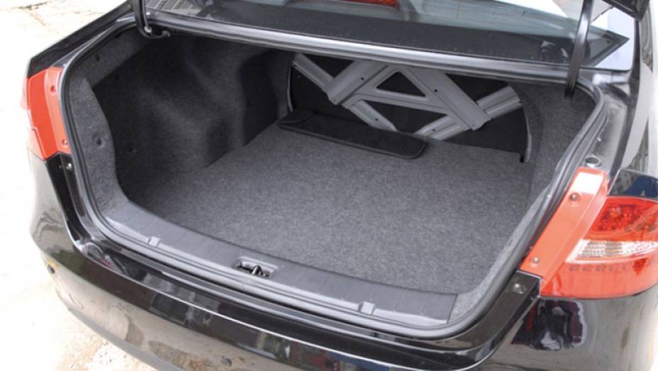 Porta-malas tem capacidade para 460 litros | <a href="https://beta-develop.quatrorodas.abril.com.br/carros/lancamentos/jac-j5-679831.shtml" rel="migration">Leia mais</a> Porta-malas tem capacidade para 460 litros | <a href="https://beta-develop.quatrorodas.abril.com.br/carros/lancamentos/jac-j5-679831.shtml" rel="migration">Leia mais</a>