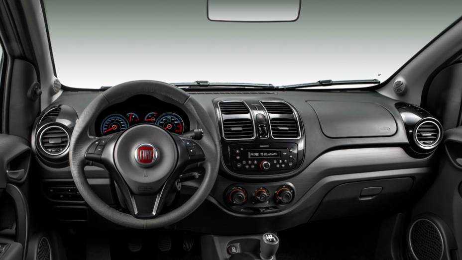 O interior &eacute; quase o mesmo do Palio, com exce&ccedil;&atilde;o dos mostradores retangulares | <a href="https://beta-develop.quatrorodas.abril.com.br/carros/lancamentos/fiat-grand-siena-680146.shtml" rel="migration">Leia mais</a>